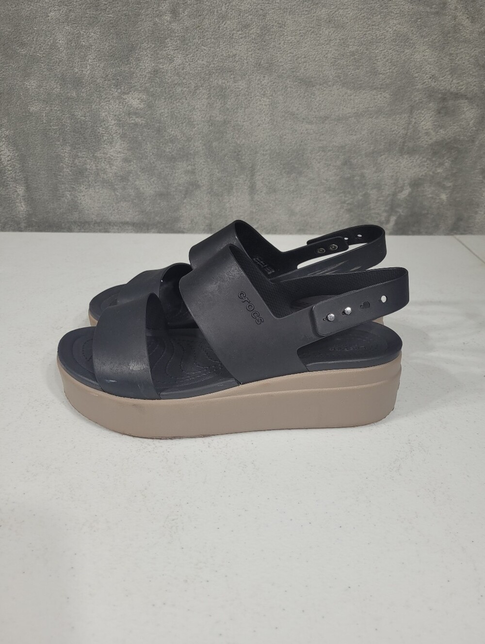 Crocs Brooklyn Low Wedge Platform Sandals Shoes Womens Size 8 Black Beige